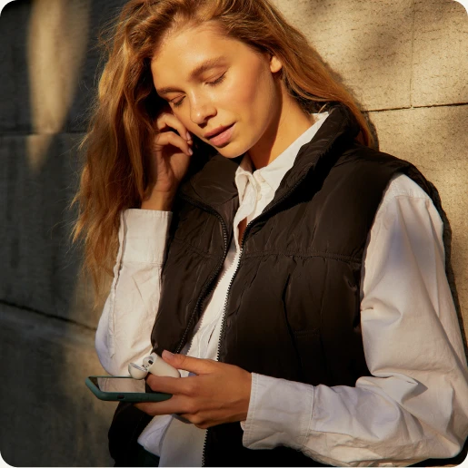 Eine Frau hält ein Smartphone